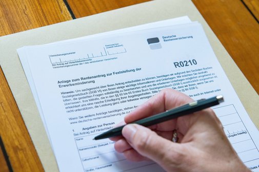 Ein Rentenantrag zur Feststellung der Erwerbsminderung, den jemand gerade ausf&uuml;llt