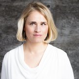 Das Portraitfoto zeigt VdK-Präsidentin Verena Bentele vor einem grauen Hintergrund.