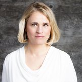 Das Portraitfoto zeigt VdK-Pr&auml;sidentin Verena Bentele vor einem grauen Hintergrund.