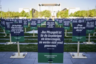 Am 9. Mai 2022 veranstaltete der VdK eine "Demo ohne Menschen" vor dem Bundeskanzleramt in Berlin. Dazu wurden mehrere 100 Schilder mit Forderungen von pflegenden Angehörigen aufgestellt.