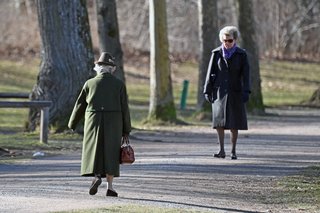 Zwei ältere Frauen gehen im Winter allein im Park spazieren.