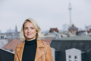 Verena Bentele auf der Dachterrasse der VdK-Geschäftsstelle in Berlin, im Hintergrund ist der Berliner Fernsehturm zu sehen. 