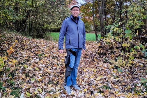VdK setzt Beinorthese durch Jan Hörberg mit der Beinorthese unterwegs im herbstlichen Wald