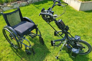 Das elektrische Rollstuhlzuggerät von Bernd Orth auf einer grünen Wiese