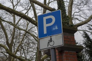 Ein Schild, das einen Behindertenparkplatz ausweist.