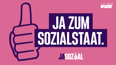 Motiv der VdK-Aktion Jasozial: Grafik in rosa und lila. Zu sehen ist eine Hand, die das "Daumen hoch"-Zeichen macht, und der Schriftzug "Ja zum Sozialstaat"