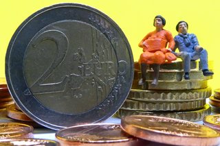  Symbolfoto mit zwei Rentner-Figuren auf einem Geldstapel zum Thema: Euro-Rente-Altersarmut. 