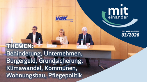 Ein Podium mit drei Personen (von links: Sebastian Heise, stellv. Pressesprecher VdK Bayern, VdK-Präsidentin Verena Bentele, VdK Bayern-Geschäftsführer Michael Pausder) sitzt hinter einem langen Tisch in einem Konferenzraum vor einer Holzverkleidung mit VdK-Logo. Die drei schauen auf Unterlagen. Rechts im Bild ein grafisches Overlay mit dem Titel „mit einander“ und dem Hinweis „Das VdK-Magazin 03/2026“. Unten links stehen die Themen: Behinderung, Unternehmen, Bürgergeld, Grundsicherung, Klimawandel, Kommunen, Wohnungsbau, Pflegepolitik.