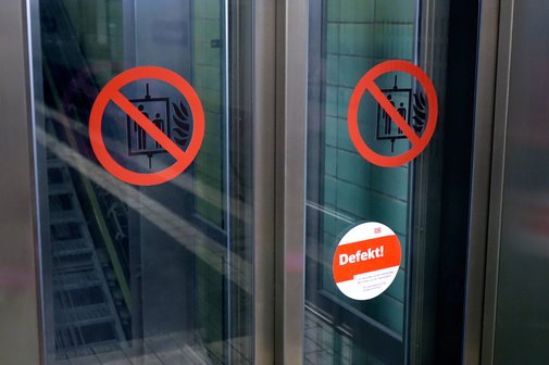 Ein Aufzug der Deutschen Bahn, der wegen eines Defektes außer Betrieb ist, ein Aufkleber weist auf den Defekt hin.