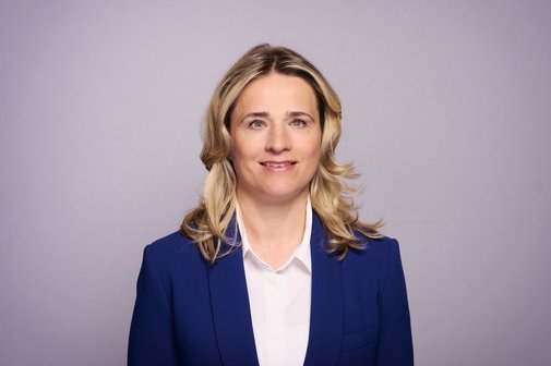 Das Portraitfoto zeigt Verena Bentele, sie trägt eine weiße Bluse und einen dunkelblauen Blazer