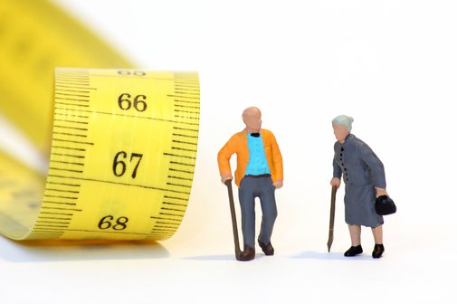 Zwei Rentner-Figürchen - ein Mann und eine Frau - vor einem gelben Maßband, auf dem die Zahlen 66, 67 und 68 zu sehen sind.