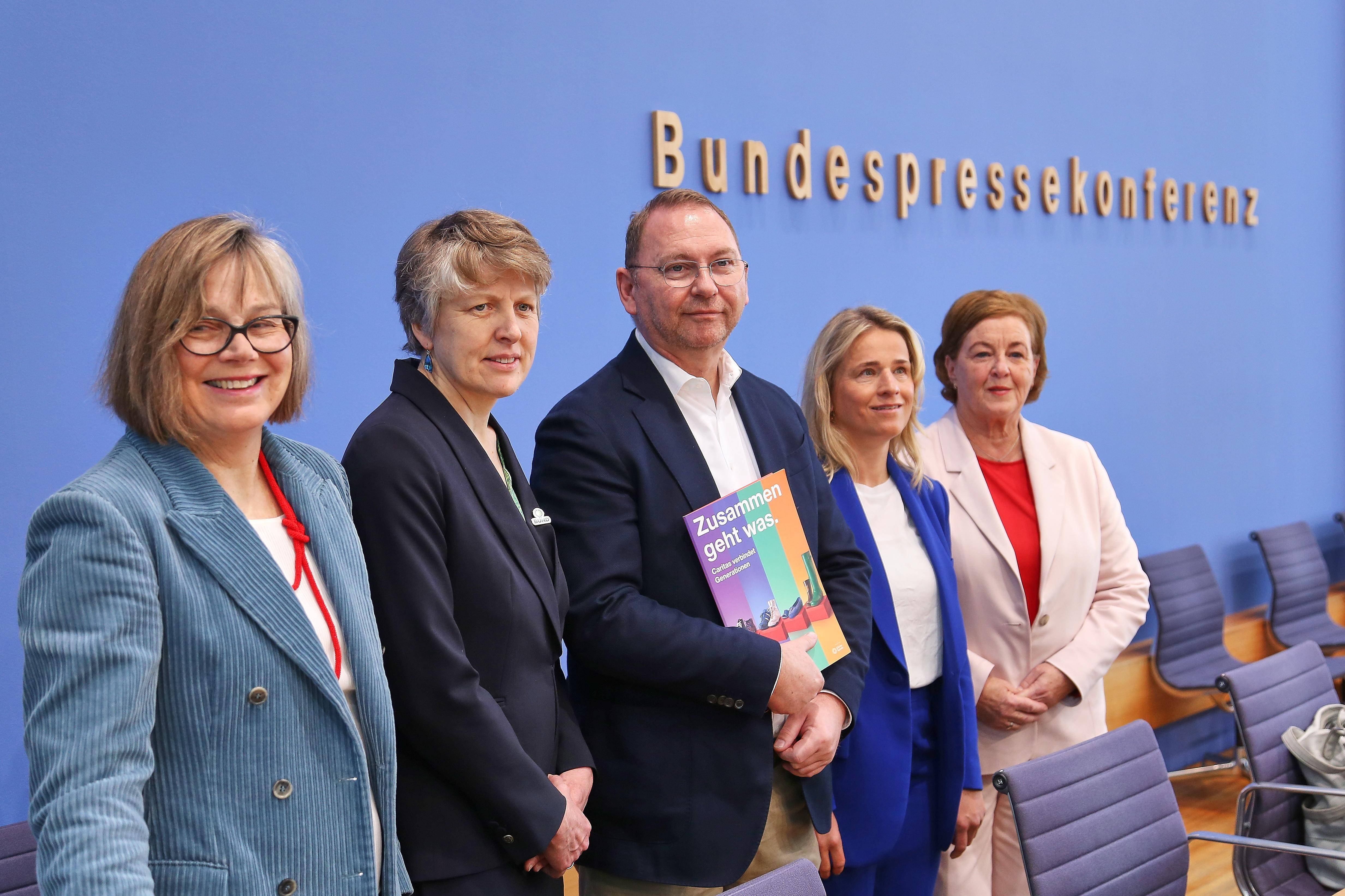 Gruppenfoto der B&uuml;ndnis Pressekonferenz in der Bundespressekonferenz, Berlin: 20 Millionen Stimmen f&uuml;r einen gerechten Sozialstaat - von links nach rechts: Eva Maria Welskop-Deffaa, Pr&auml;sidentin des Deutschen Caritasverbandes, Verena Graichen, Bundesgesch&auml;ftsf&uuml;hrerin Politik beim Bund f&uuml;r Umwelt und Naturschutz Deutschland (BUND), Frank Werneke, Vorsitzender der Vereinten Dienstleistungsgewerkschaft (ver.di), Verena Bentele, Pr&auml;sidentin des Sozialverbands VdK Deutschland und Michaela Engelmeier, SoVD