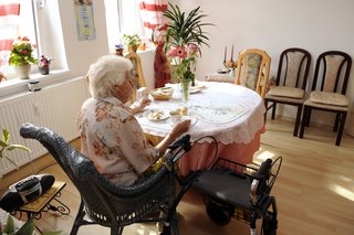 Eine Seniorin trinkt Kaffee in einem Altenheim. 