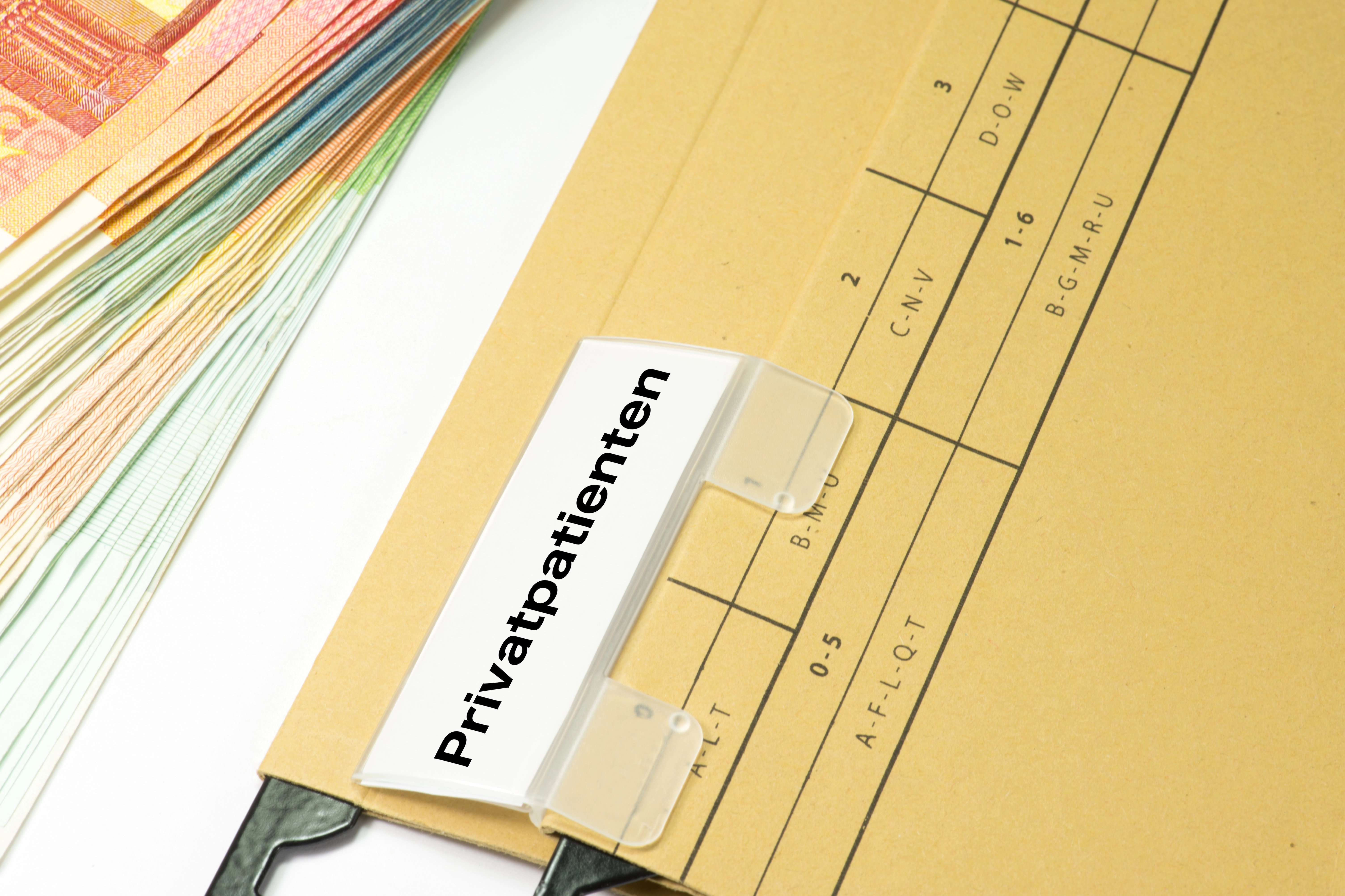 Privatversichert Eine Akte mit einem Schild "Privatversichert"