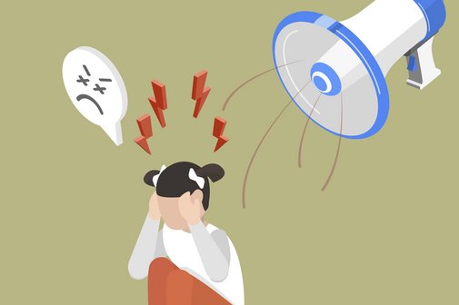 Symbolgrafik f&uuml;r Reiz&uuml;berflutung bei Kindern: Die Illustration zeigt ein kleines M&auml;dchen, das am Boden hockt und sich die Ohren zuh&auml;lt. &Uuml;ber ihr schwebt ein Megafon als Symbol f&uuml;r L&auml;rm. Das M&auml;dchen hat eine Sprechblase &uuml;ber ihrem Kopf mit einem w&uuml;tenden Smiley darin. 