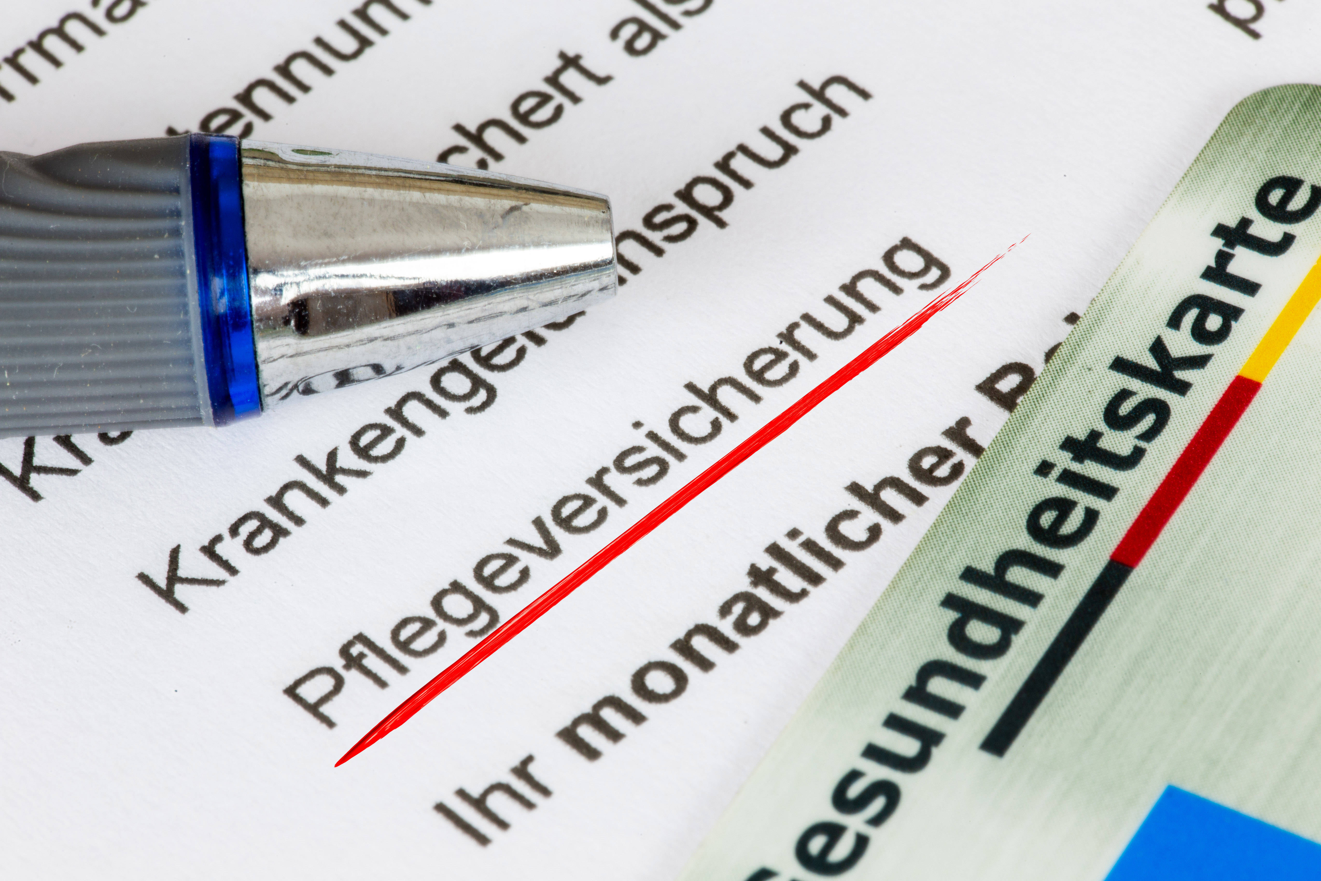Symbolbild Pflegeversicherung: Nahaufnahme von einem Formular einer Krankenkasse mit &Uuml;bersicht &uuml;ber die Beitr&auml;ge 