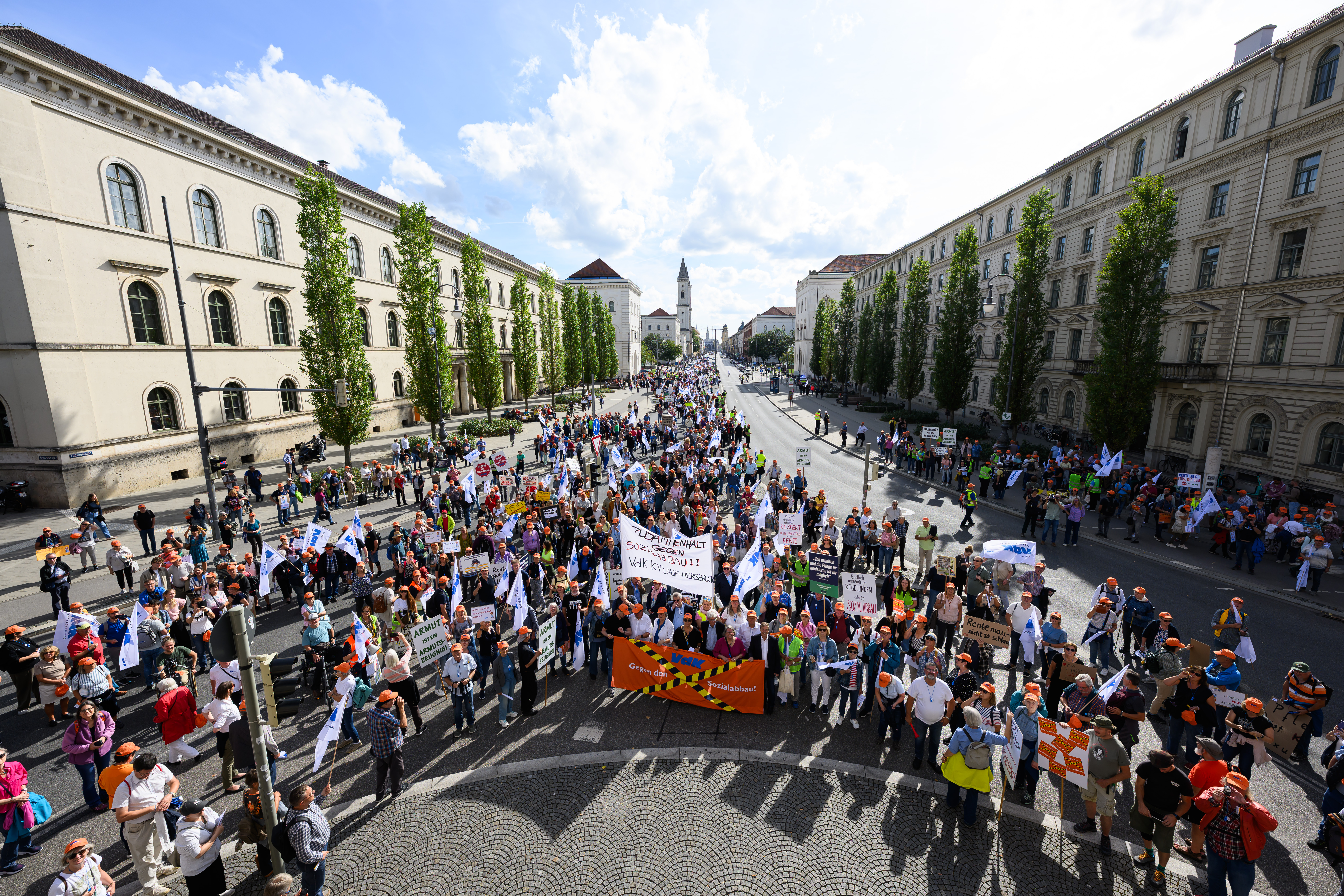 Die Demonstrierenden auf der Ludwigstra&szlig;e vor dem Siegestor.