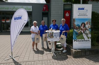 Auf dem Foto sieht man die Ehrenamtlichen des Ortsverbands Schwarzenbruck an einem VdK-Infostand in Schwarzenbruck. 