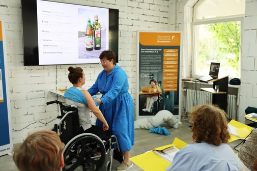 Seminarleiterin Tina W&uuml;rzburger (rechts) zeigt den Teilnehmenden am Beispiel von Mitarbeiterin Susanne Sickert (links) r&uuml;ckenschonende Handgriffe.