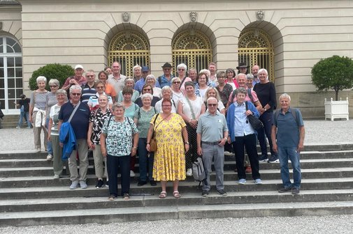 Gemeinsames Gruppenfoto der Reisegruppe vor dem Schloss Herrenchiemsee.