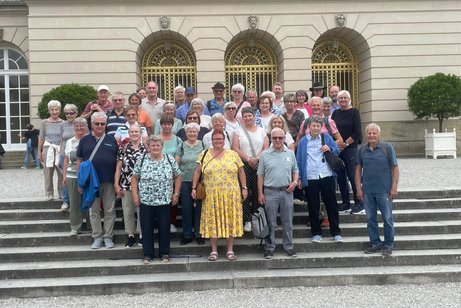 Gemeinsames Gruppenfoto der Reisegruppe vor dem Schloss Herrenchiemsee.