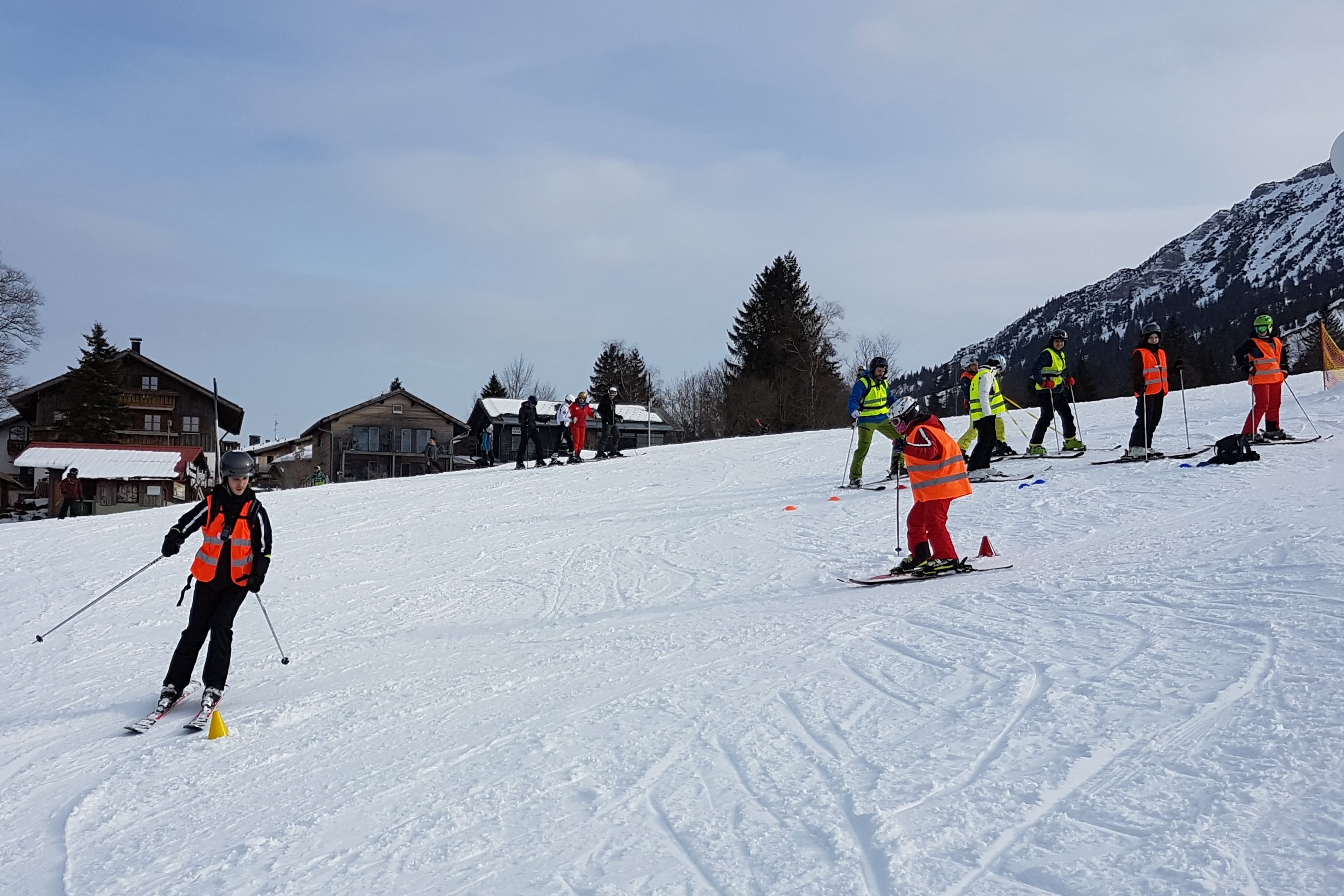 Das Foto zeigt einen Teilnehmenden am Monoskikurs auf der Piste beim Skifahren.