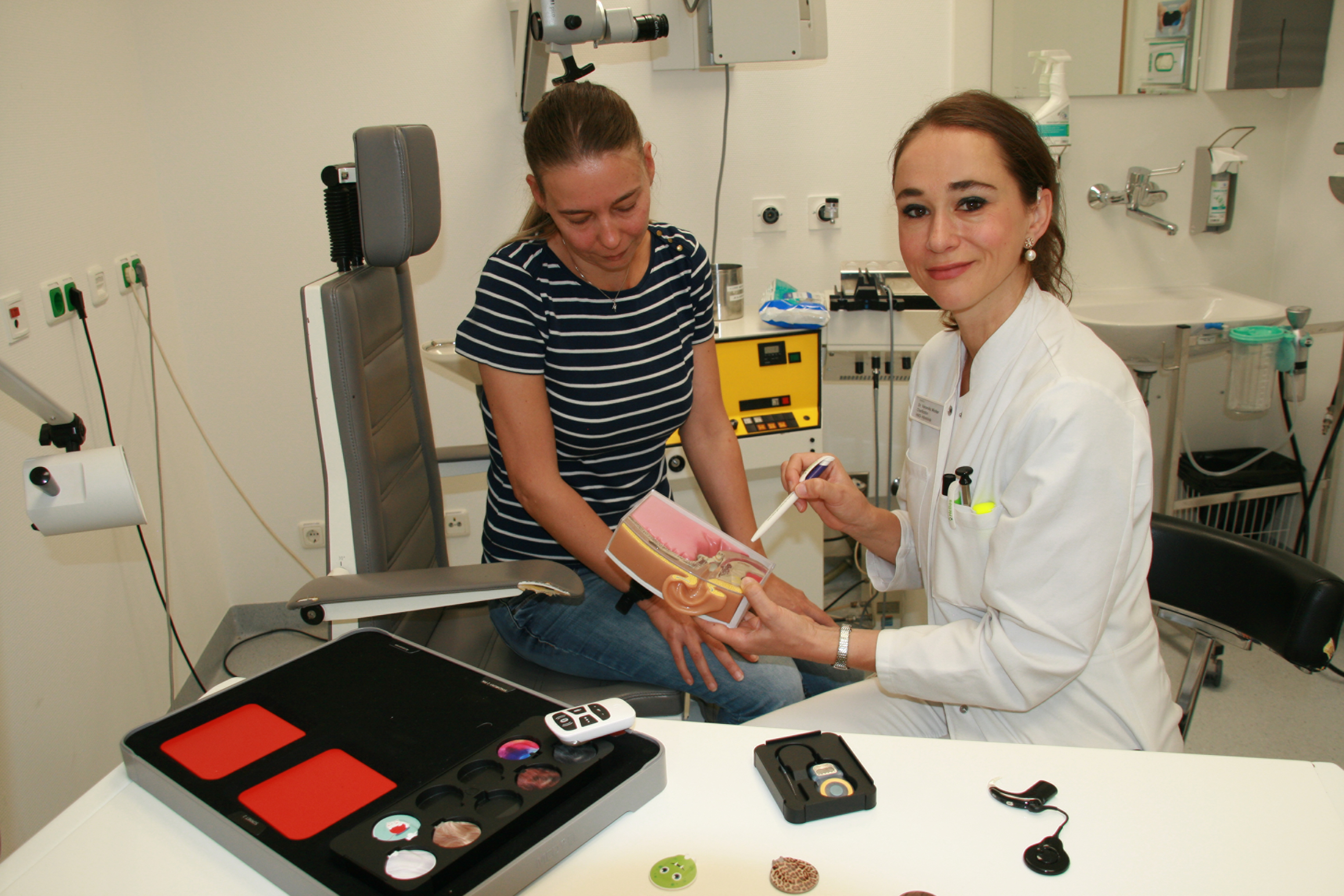Chefärztin Veronika Wolter mit einer anderen Frau in der Klinik.
