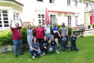 Gemeinsames Gruppenfoto der Teilnehmenden und Leiterinnen und Leiter der Schulung.