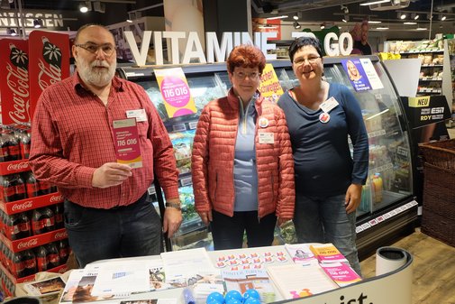 Mitarbeitende des Der Infostand des VdK-Ortsverbands Massbach-Thundorf im Rewe-Supermarkt zum Thema "Gemeinsam gegen Gewalt an Frauen". 