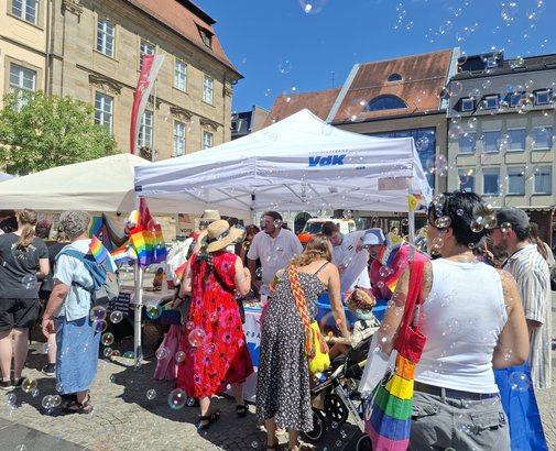 Der Infostand vom VdK mit Seifenblasen