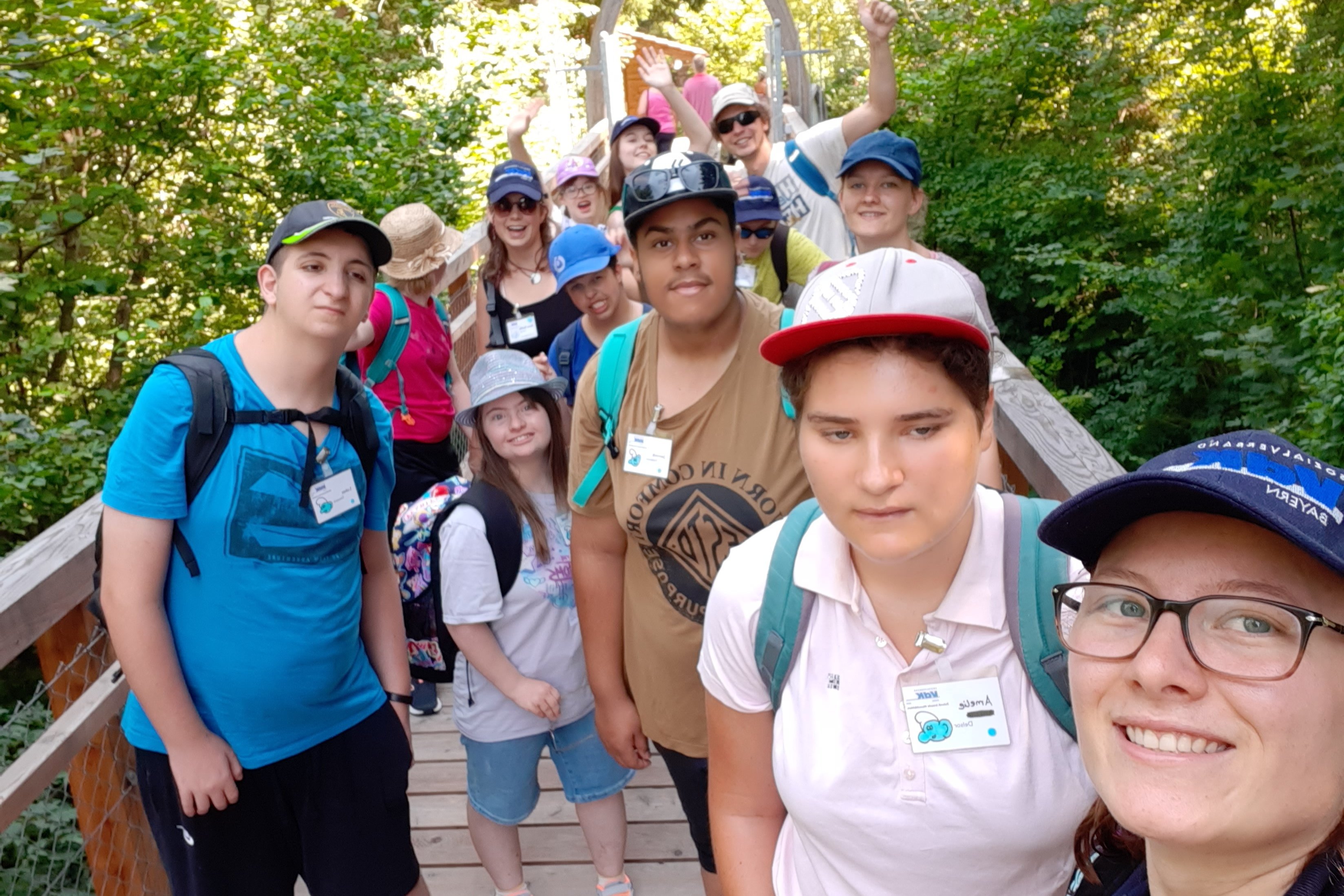 Gruppenfoto einer Sportgruppe auf dem Baumwipfelpfad in Füssen.