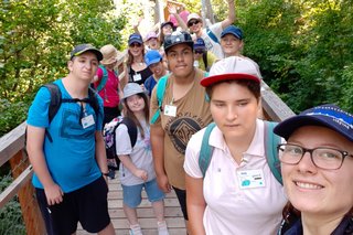 Gruppenfoto einer Sportgruppe auf dem Baumwipfelpfad in Füssen.