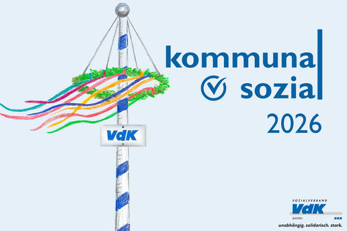 Ein Maibaum mit dem VdK-Logo. Rechts daneben steht: "kommunal sozial 2026".
