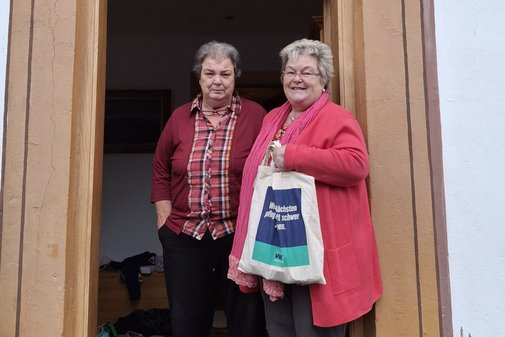 Stephy Steinhauser (rechts) mit einer Frau bei ihrer HWH-Spendensammlung im oberbayerischen Ortsverband Dietramszell.