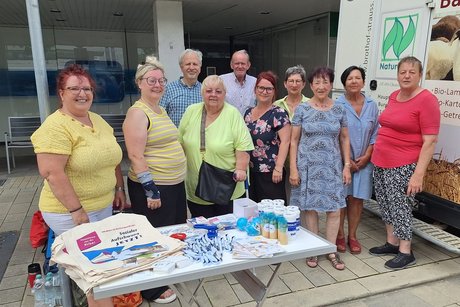 Info-Stand am Wochenmarkt in Treuchtlingen: Kreisvorsitzende Ursula Häcker (3. von rechts) freute sich, dass Haupt- und Ehrenamtliche gemeinsam über die vielfältigen Leistungen des VdK informierten.