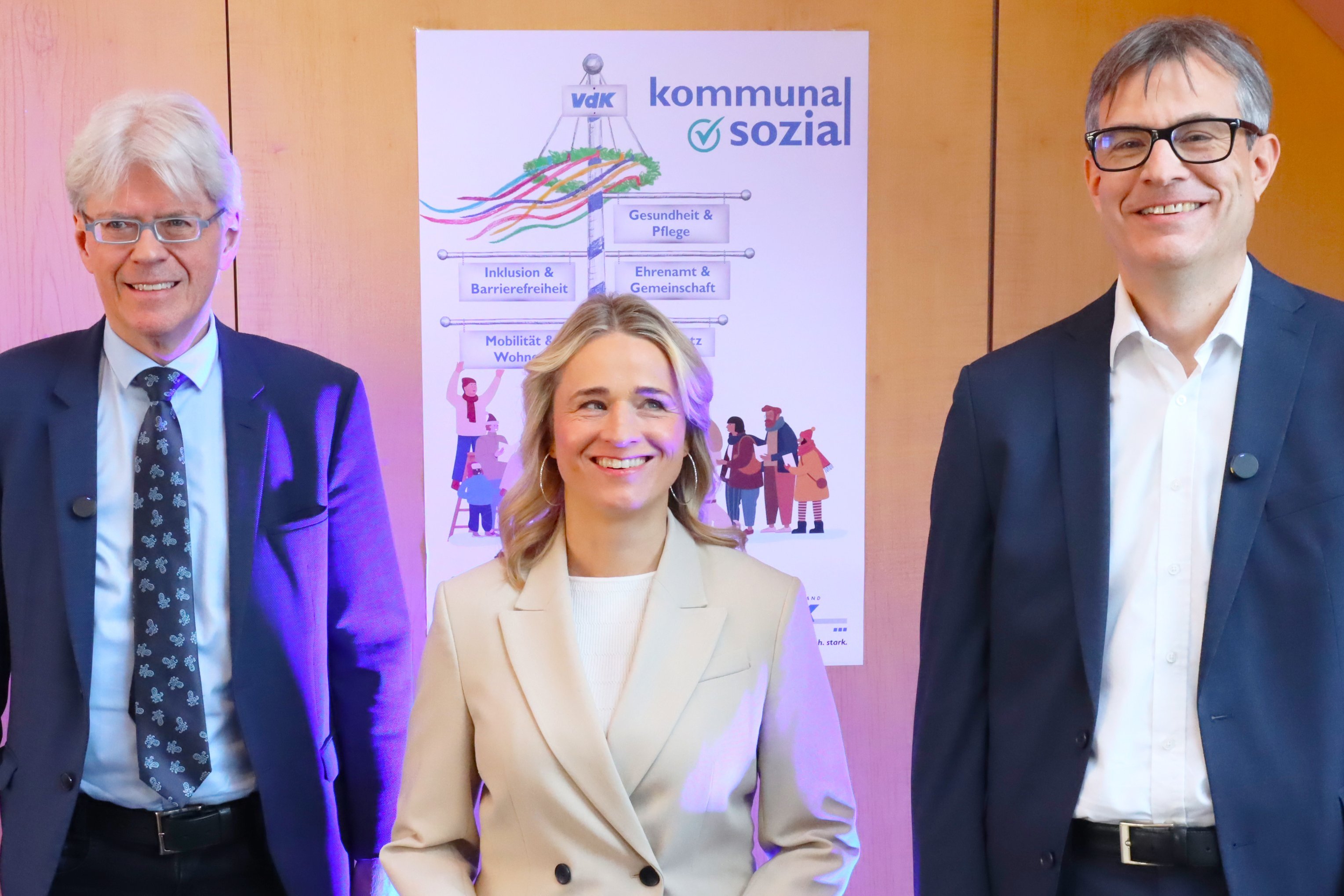 VdK-Landesgeschäftsführer Michael Pausder (links), VdK-Landesvorsitzende Verena Bentele und stellvertretender Leiter der Abteilung Presse, PR, Neue Medien des VdK Bayern Sebastian Heise auf der Jahrespressekonferenz 2026 des VdK Bayern.