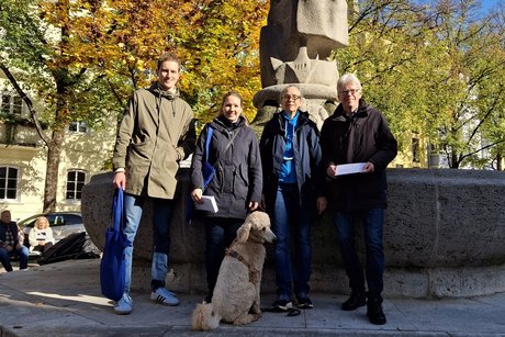 Sonniges Herbstwetter für den Ortsverband Maxvorstadt beim Sammeln in München.