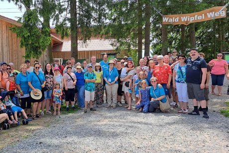 Viele Familien mit Kindern vor dem Eingang des Waldwipfelwegs