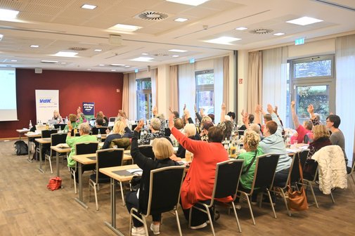 Die Teilnehmerinnen der Landesfrauenkonferenz stimmen &uuml;ber die diesj&auml;hrige Resolution ab. 
