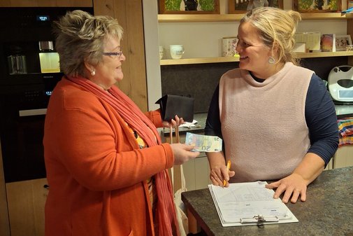 Stephy Steinhauser (links) bei ihrer HWH-Spendensammlung im oberbayerischen Ortsverband Dietramszell.