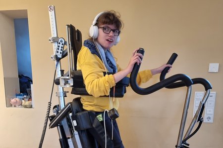 Sophie Conrad trainiert regelm&auml;&szlig;ig zu Hause mit dem &bdquo;Innowalk&ldquo;. Pro Trainingseinheit kommt sie auf 150 Meter. 