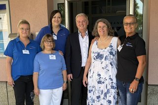 Auf dem Foto sieht man die VdK-Mitarbeiterinnen (von links:) Steffi Voigt, Gabi Wilpert und Sonja Schardt, der neue Kreisgeschäftsführer Hans-Georg Kühnlein, die stellvertretende Landesvorsitzende und Kreisvorsitzende Antje Dietrich sowie Sozialrechtsberaterin Elke Schmitz beim Tag der offenen Tür in Neumarkt.