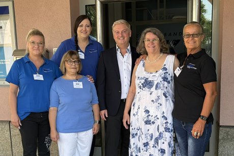 Auf dem Foto sieht man die VdK-Mitarbeiterinnen (von links:) Steffi Voigt, Gabi Wilpert und Sonja Schardt, der neue Kreisgeschäftsführer Hans-Georg Kühnlein, die stellvertretende Landesvorsitzende und Kreisvorsitzende Antje Dietrich sowie Sozialrechtsberaterin Elke Schmitz beim Tag der offenen Tür in Neumarkt.