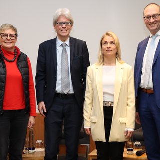 Gruppenfoto von (von links): Sabine Dittmar, Parlamentarische Staatssekretärin im Bundesgesundheitsministerium, Michael Pausder, Landesgeschäftsführer, Verena Bentele, VdK-Präsidentin und Bernhard Seidenath, Vorsitzender des Gesundheitsausschusses im Bayerischen Landtag.