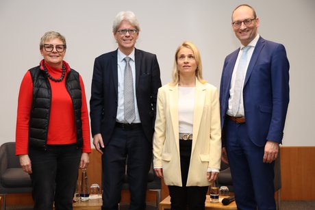 Gruppenfoto von (von links): Sabine Dittmar, Parlamentarische Staatssekretärin im Bundesgesundheitsministerium, Michael Pausder, Landesgeschäftsführer, Verena Bentele, VdK-Präsidentin und Bernhard Seidenath, Vorsitzender des Gesundheitsausschusses im Bayerischen Landtag.