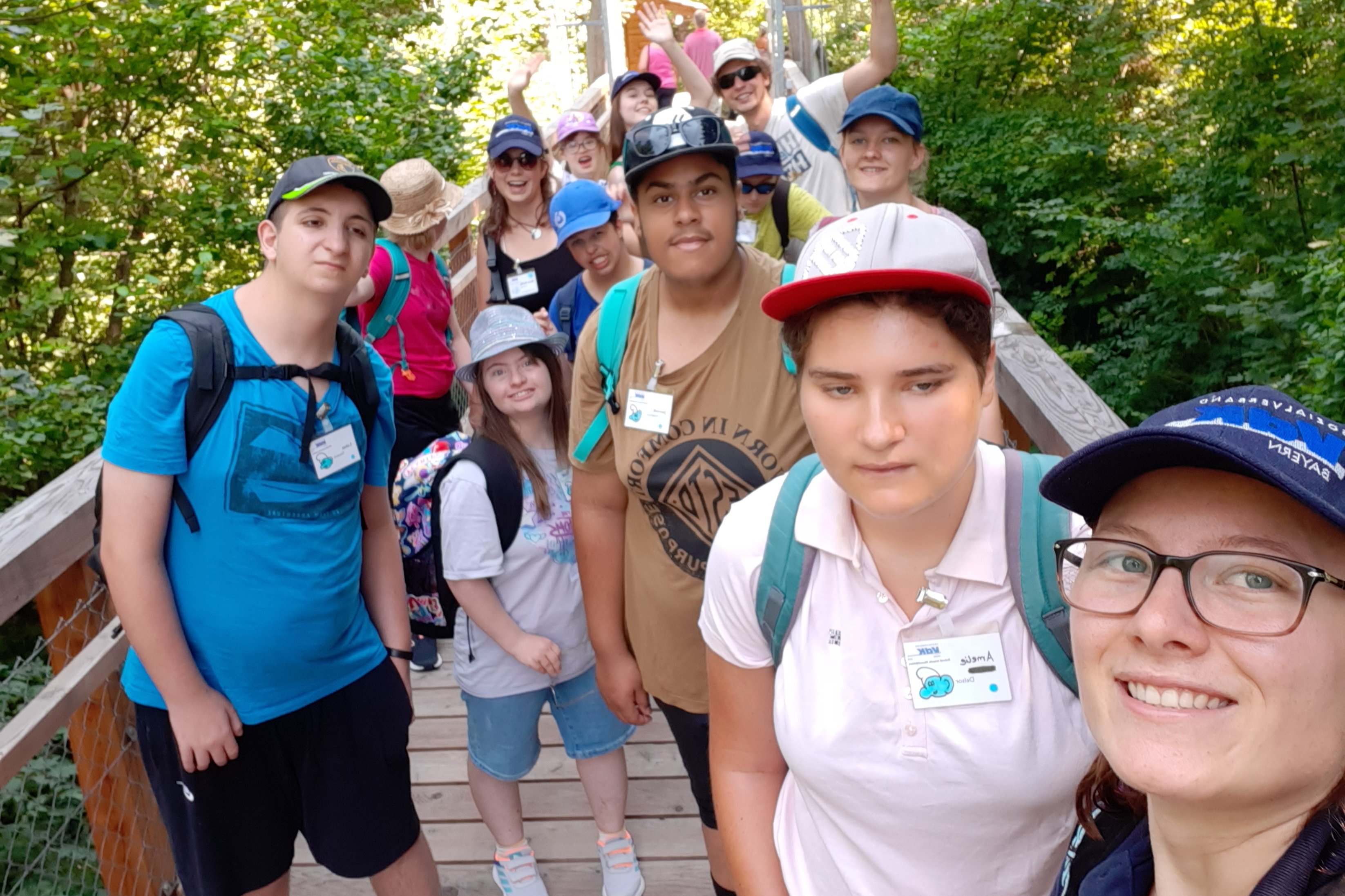 Gruppenfoto einer Sportgruppe auf dem Baumwipfelpfad in Füssen.