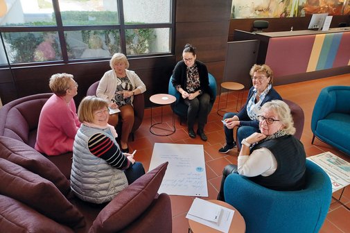 Auf dem Foto sieht man sechs Frauen, die an einem Ehrenamtsseminar teilnehmen. Sie sitzen alle in einem Kreis. 