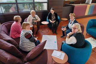 Auf dem Foto sieht man sechs Frauen, die an einem Ehrenamtsseminar teilnehmen. Sie sitzen alle in einem Kreis. 