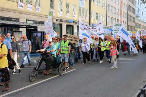 Die Teilnehmenden zogen auf ihrem Weg auch an der VdK-Landesgesch&auml;ftsstelle in der Schellingstra&szlig;e vorbei.