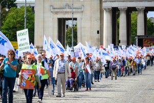 In einer langen Schlange ziehen die Demonstrierenden vom K&ouml;nigsplatz los und machen sie auf den Weg zum Siegestor.)